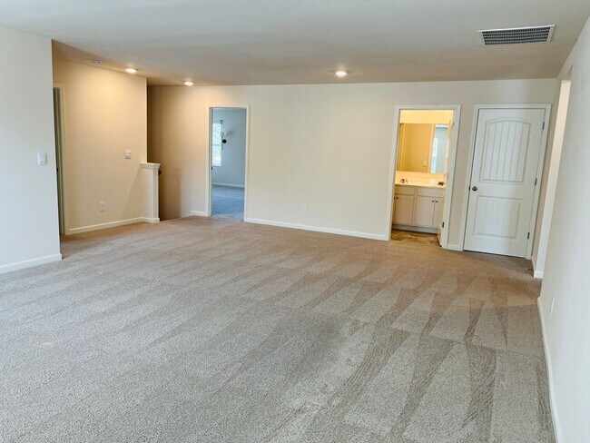 Building Photo - WOW! 5 bedrooms, 4.5 baths with a guest be...