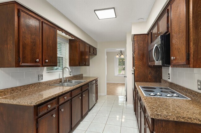 Building Photo - 831 Silverpines Rd