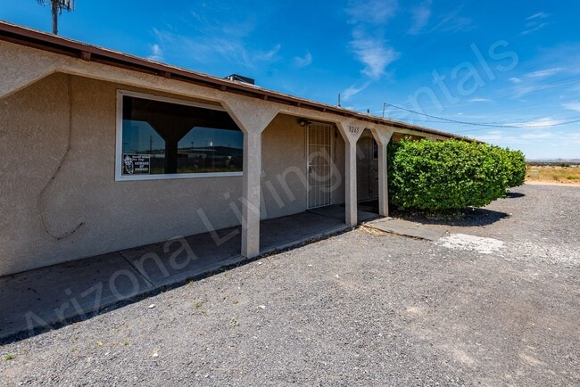 Building Photo - 3 BEDROOM HOME WITH LARGE YARD