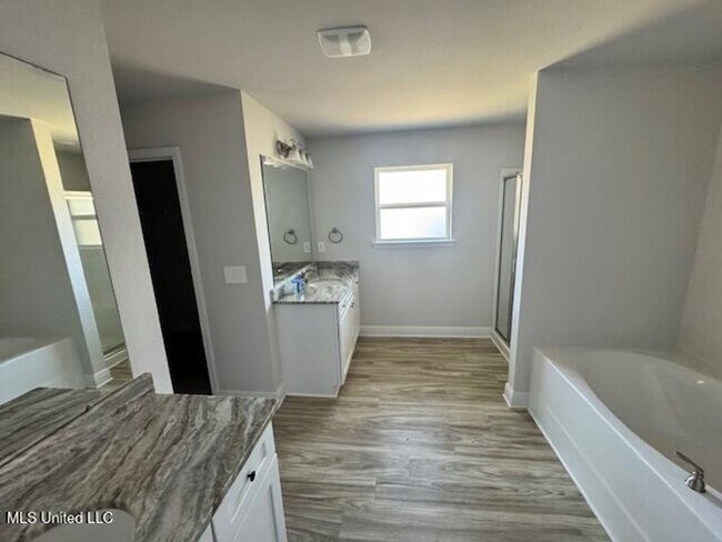 Building Photo - Luxury 4 bedroom 3 bath Home for rent