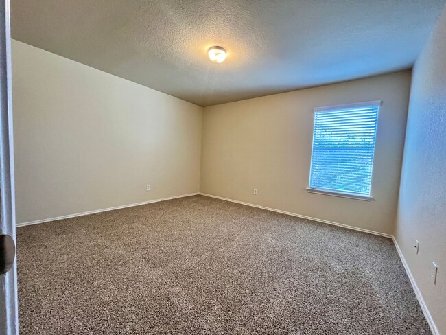 Building Photo - **Freshly Painted~ Easy access to 1604 and...