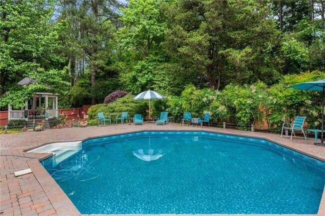 Building Photo - 2132 Dunwoody Glen