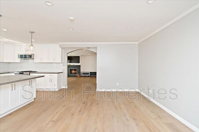 Building Photo - 122 S Guadalupe Ave