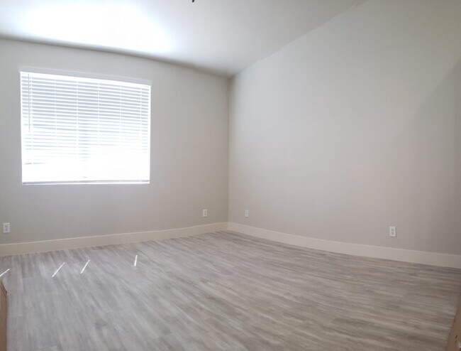 Building Photo - 198 Crown Imperial St