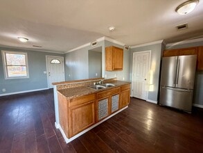 Building Photo - 3 Bedroom/1 Bathroom Home in Paragould AR - $1,000 MOVES YOU IN!