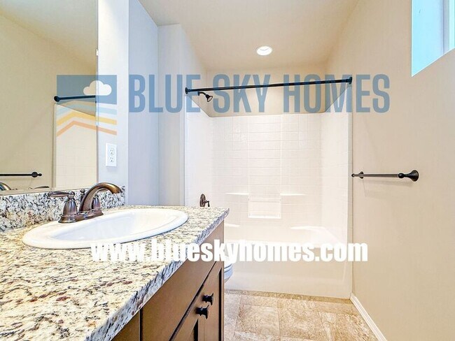 Building Photo - 1868 N Justin Ave