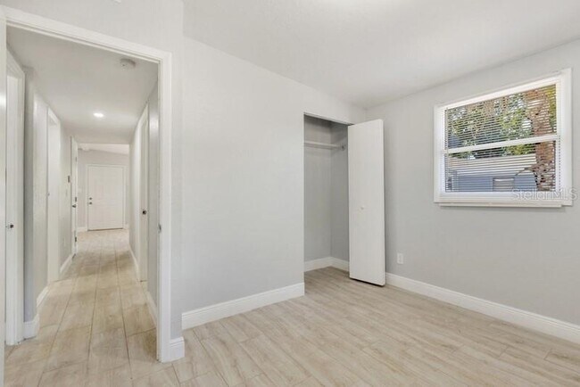 Building Photo - 1325 Windsor Way