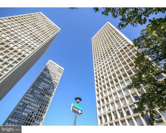 Building Photo - 210 Locust St