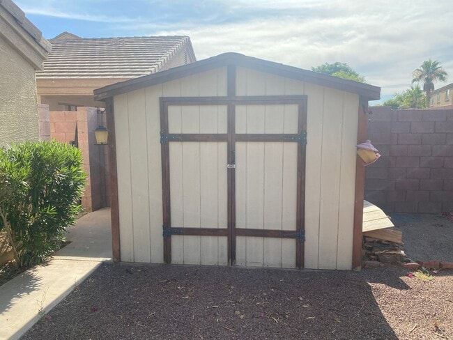 Building Photo - 3 bed 2 bath