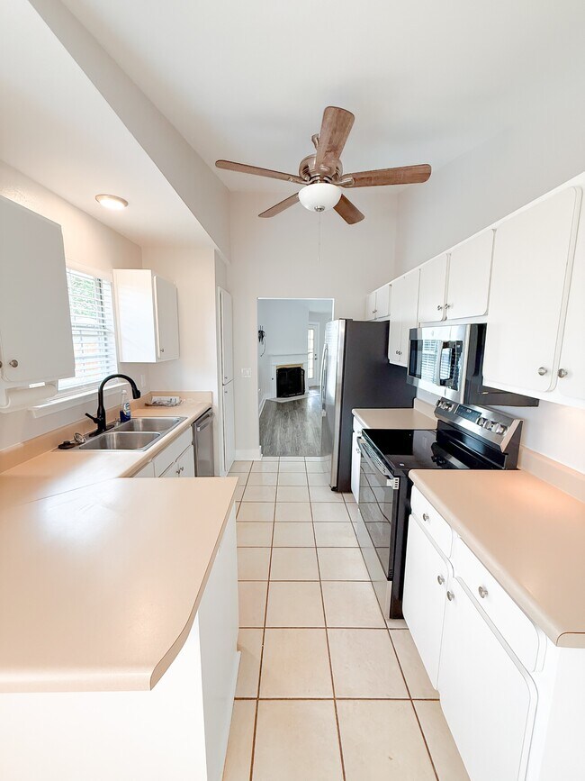 Building Photo - 161 Mirabelle Cir