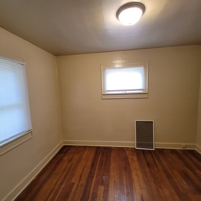 Building Photo - Spacious 2 Bedroom with detached 2 car garage