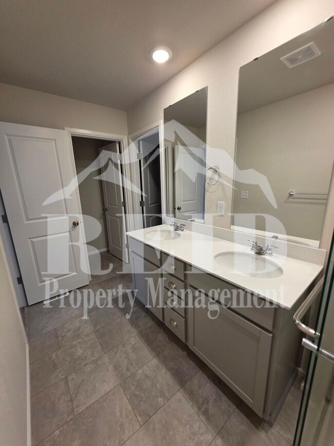 Building Photo - New 5-Bedroom home in the heart of Belfair