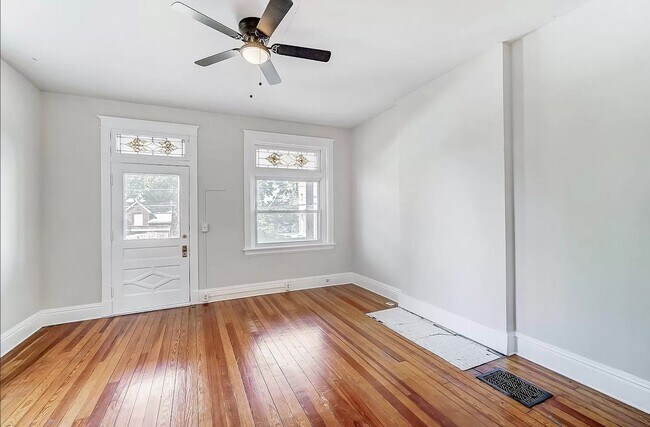 Building Photo - 2364 Victor St