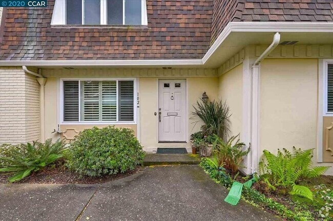 Building Photo - 102 Miramonte Dr