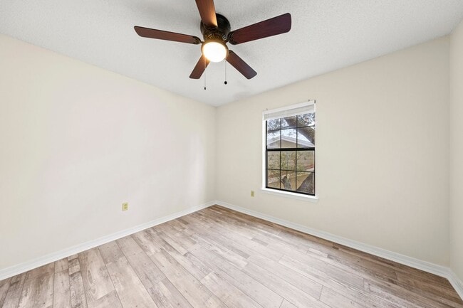 Building Photo - Charming Home in Parkwood Circle!