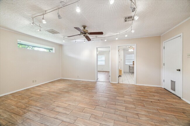 Building Photo - 5359 Little John Ln