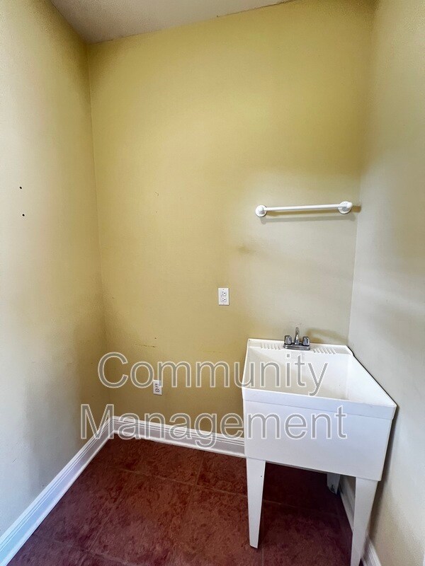 Building Photo - 6011 Riverbrook Dr