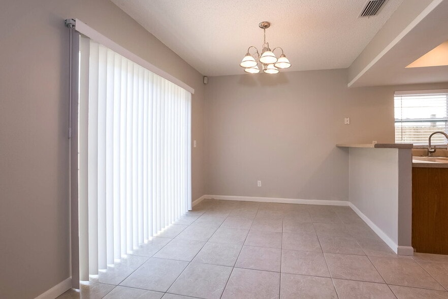 Building Photo - 318 Regal Park Dr