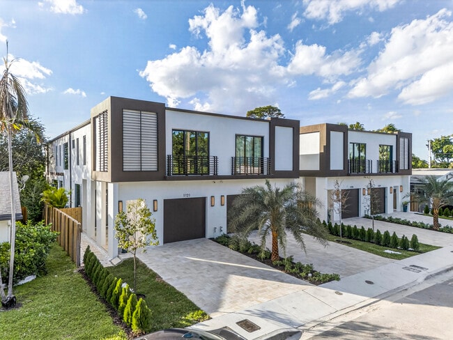 Building Photo - 1121 NE 17th Ave