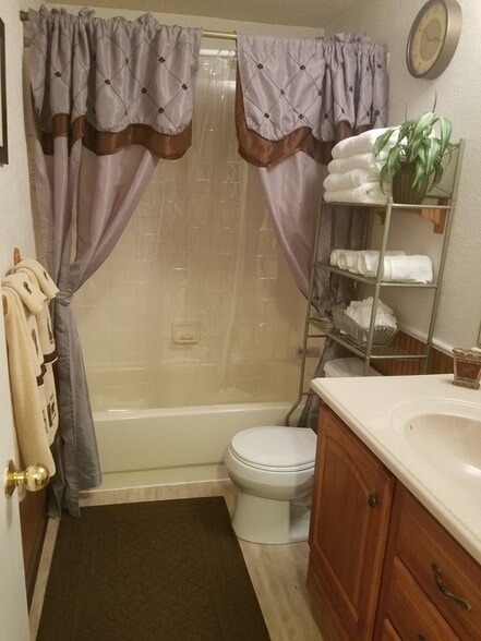 Full Bath - 2110 Tudor Hills Ct