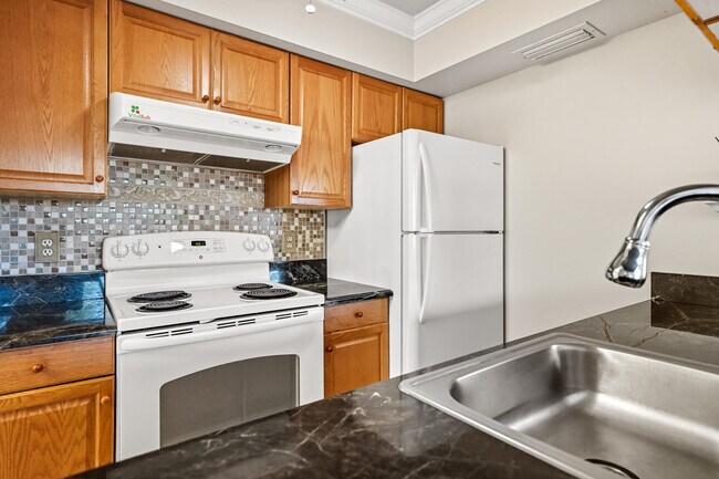 Building Photo - 7091 Golf Colony Ct