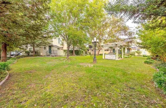 Building Photo - Utilities Paid! Modern Loft-Style Condo wi...