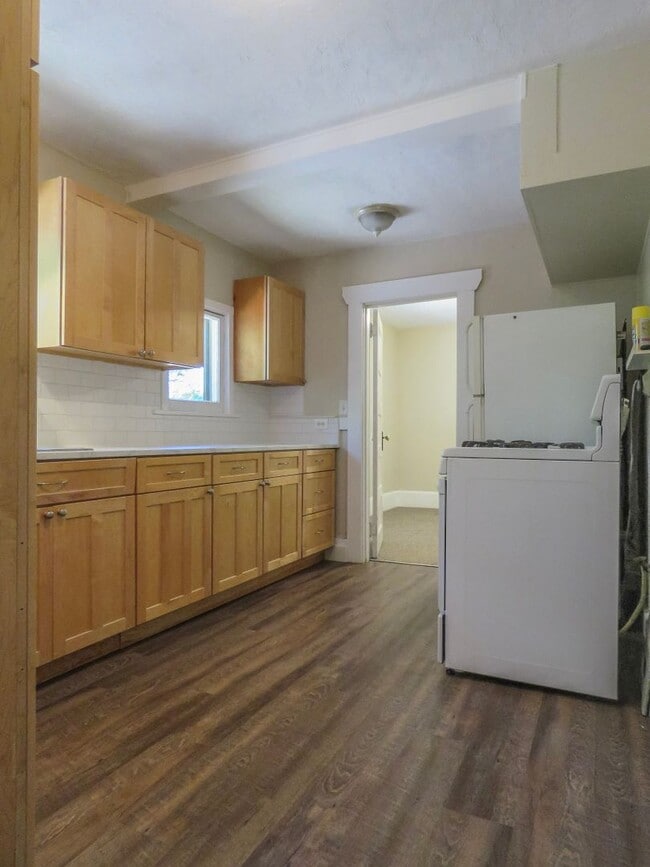 Building Photo - 2 Bedroom Cottage with in walking distance...