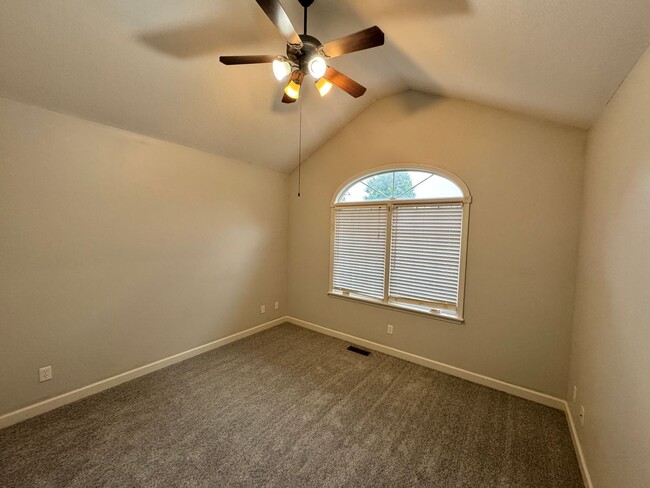 Building Photo - Large, Executive Level 5 Bedroom, 3 Bath!