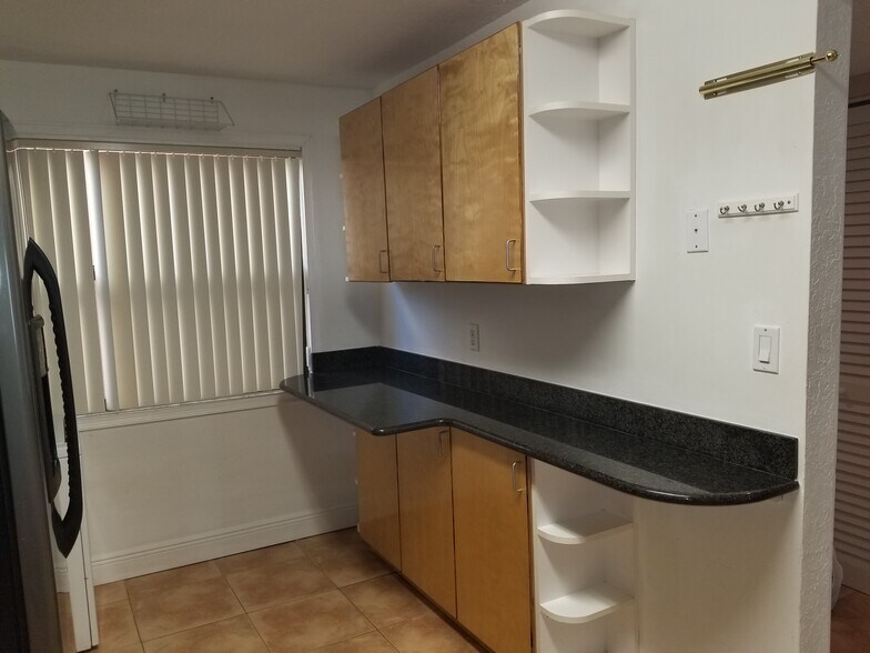 Building Photo - 430 Commodore Dr