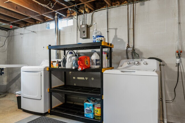 Building Photo - 302 E Wilson Ave