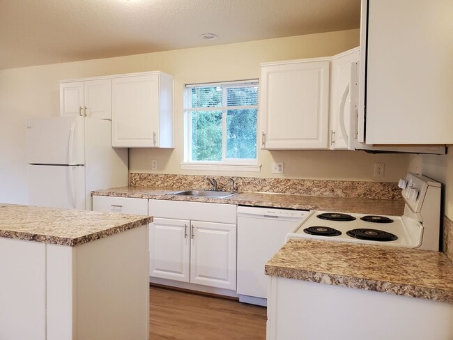 Building Photo - Newer Construction 2 Bedroom, 1 Bathroom, OREGON CITY Ready To Lease!