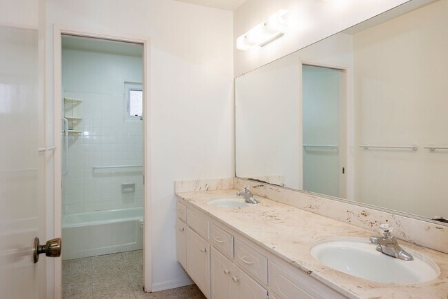 Building Photo - Spacious 4bd/2bth Home Available Now!
