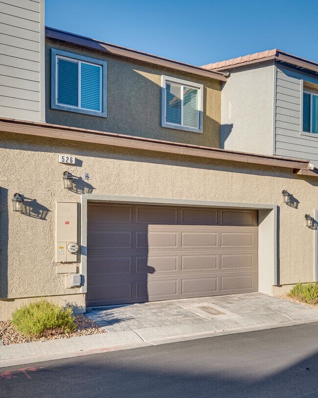 Building Photo - Like-new home with modern finishes and ope...