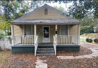 Building Photo - 2 Bedroom House!