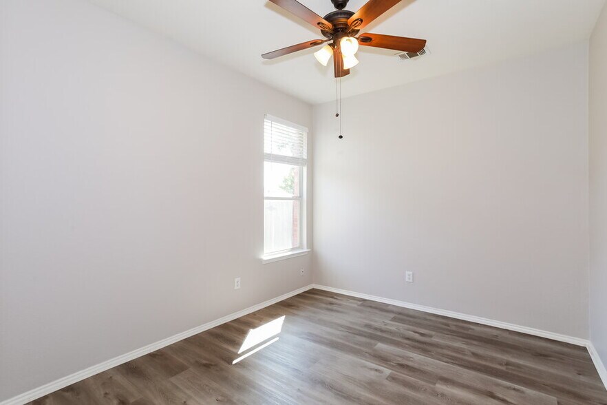 Building Photo - 2804 Hilcroft Ave