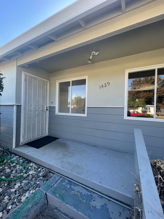 Building Photo - AVAILABLE NOW! 3 BEDROOM/2 BATH IN FAIRFIELD