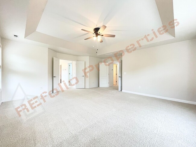 Building Photo - Lovely 5 Bedroom 4 Bathroom Single Family ...