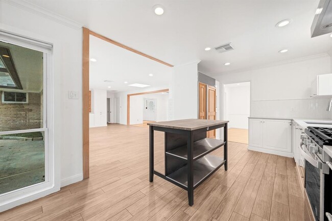 Building Photo - 10166 Hanka Dr