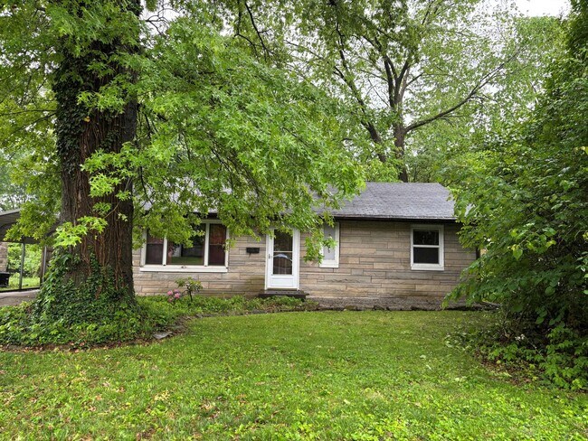 Building Photo - 3 Bedroom, 1 Bath Ranch- Available August 2026!