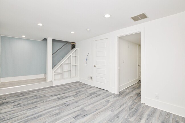 Building Photo - 408 15th Ave SW