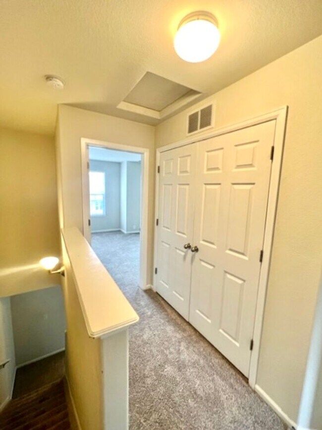 Building Photo - Centrally Located Townhouse Available!