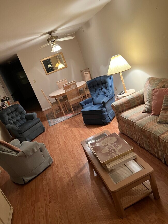 Living area - 3575 Bennington Dr