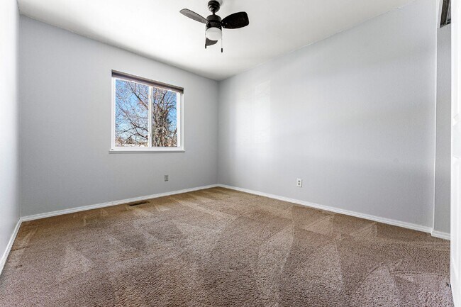 Building Photo - Beautiful 3 Bed, 2 Bath Home in Aurora with Backyard and Deck!
