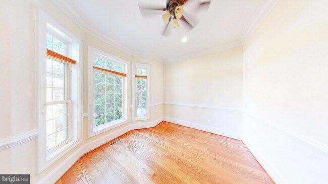 Building Photo - 6403 Earlham Dr