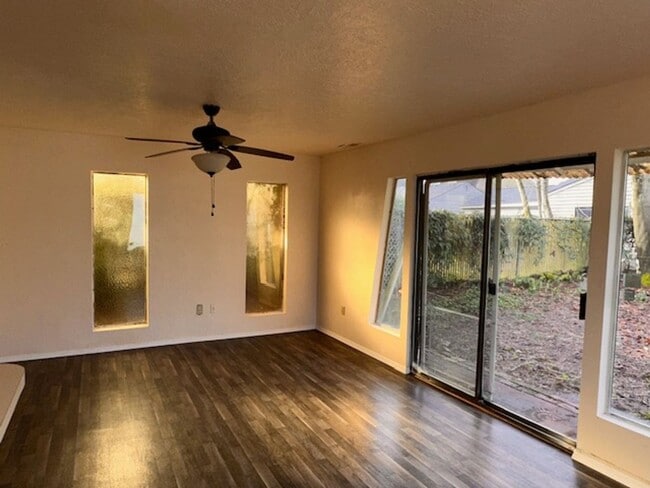 Building Photo - $500 Move-In Special | Kenton 3-Bed, 2-Bath Home with Yard & Washer/Dryer