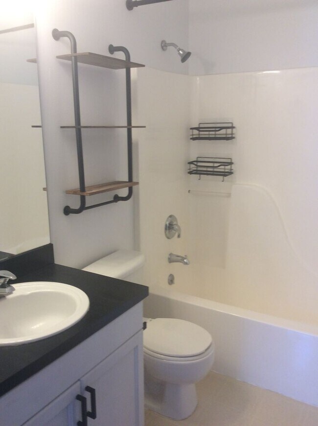 Building Photo - Charming 3 Bedroom Home - Available Now! Seatac area