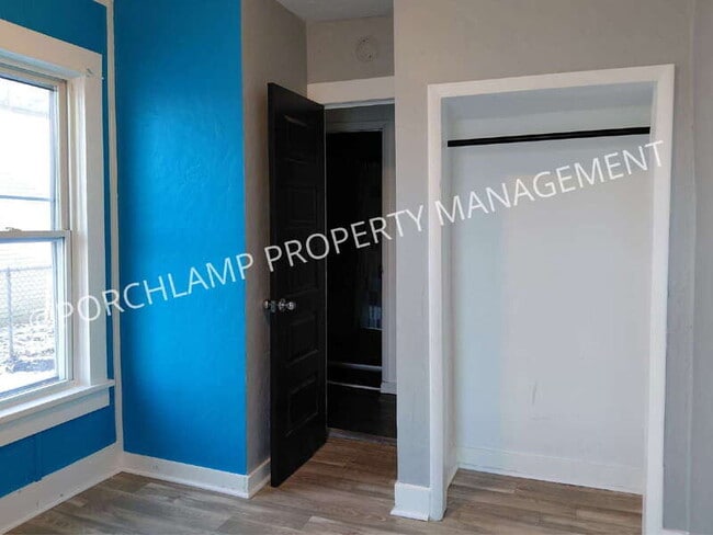 Building Photo - 403 E Broadway Ave