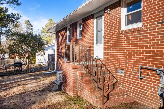 Building Photo - 2910 Kanewood Dr