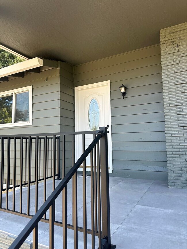 Building Photo - Beautifully Refreshed Home on Several Acre...