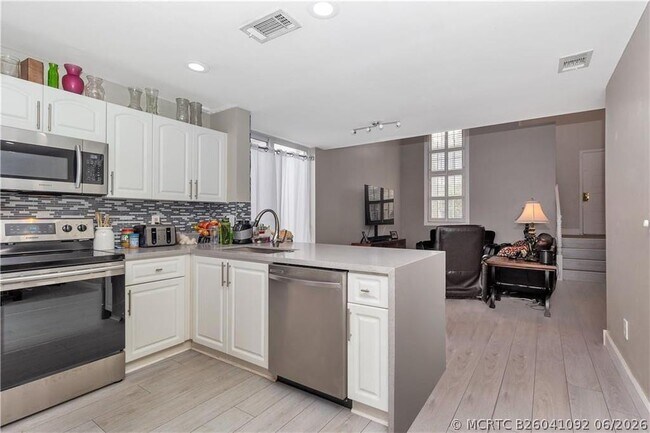 Building Photo - 9812 NW 9th Ct